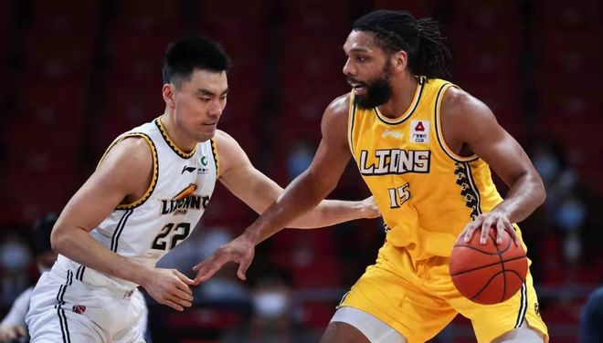 场出球与中 场出球与中